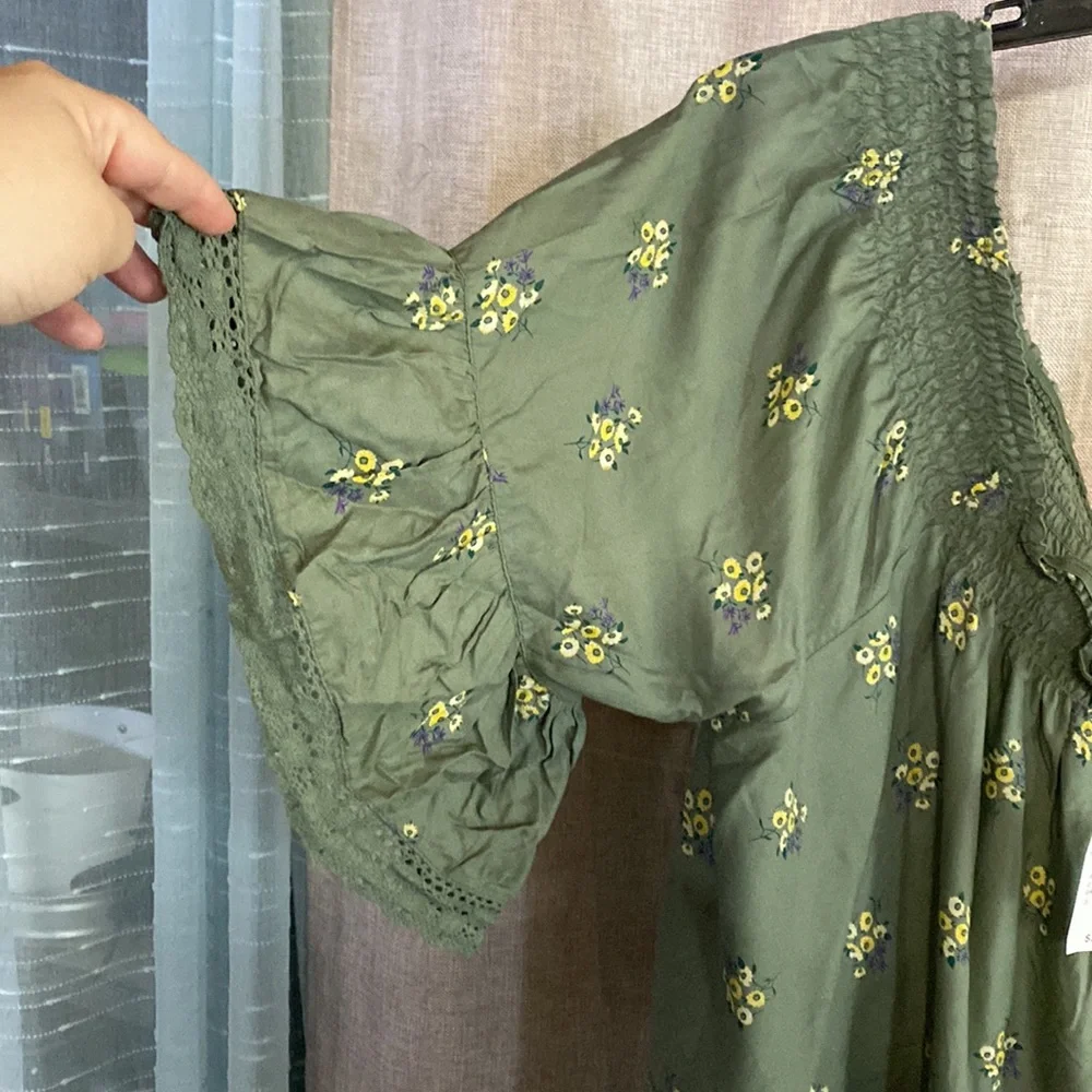 Flowy off the shoulder top. - Picture 3 of 4